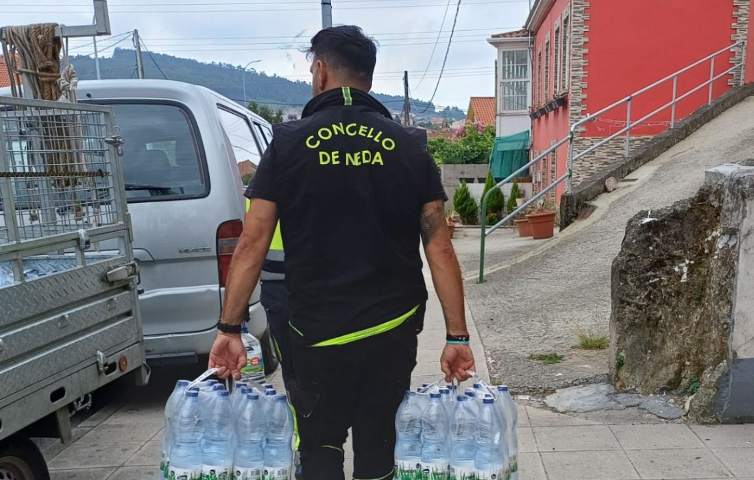 NEDA persoal municipal reparte auga